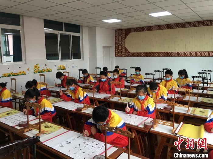 图为吹麻滩小学学生练习毛笔字。(资料图) 吹麻滩小学供图 图为吹麻滩小学学生练习毛笔字。(资料图) 吹麻滩小学供图