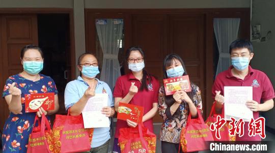 图为收到中国驻泗水总领馆送来“春节包”的印尼中爪哇省中国老师。陈正浩 供图 图为收到中国驻泗水总领馆送来“春节包”的印尼中爪哇省中国老师。陈正浩 供图