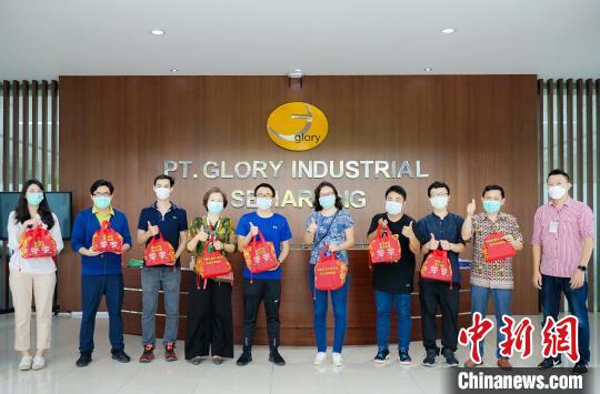 图为收到中国驻泗水总领馆送来“春节包”的印尼中爪哇省台资企业员工。陈正浩 供图 图为收到中国驻泗水总领馆送来“春节包”的印尼中爪哇省台资企业员工。陈正浩 供图