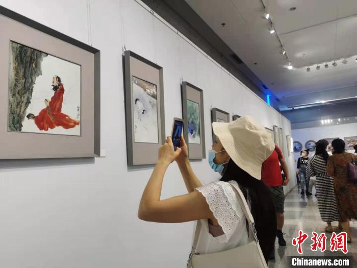 市民驻足观摩展出作品。 张茜翼 摄 市民驻足观摩展出作品。 张茜翼 摄