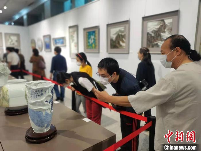 “陶瓷中国—景德镇当代陶瓷名家作品展”吸引市民观看。 张茜翼 摄 “陶瓷中国—景德镇当代陶瓷名家作品展”吸引市民观看。 张茜翼 摄