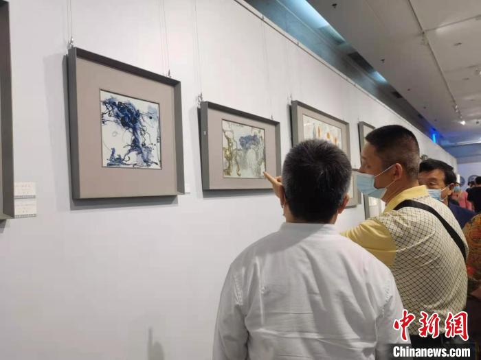 “陶瓷中国—景德镇当代陶瓷名家作品展”吸引市民观看。 张茜翼 摄 “陶瓷中国—景德镇当代陶瓷名家作品展”吸引市民观看。 张茜翼 摄