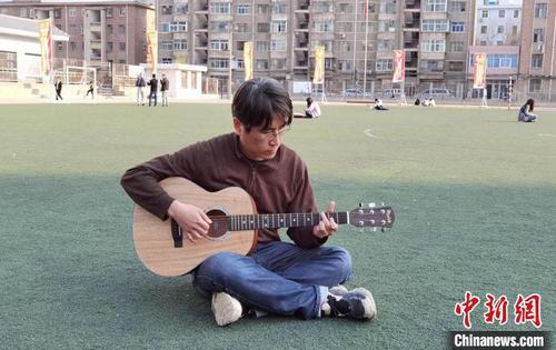 中国侨网图为韩国留学生朴容硕,如今是甘肃中医药大学硕士研究生。 丁思 摄