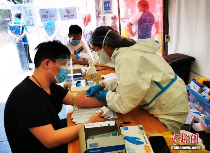 当地时间4月25日,菲律宾恩典检测中心,准备乘坐赴华航班的旅客在接受血检抽血。<a target='_blank' data-cke-saved-href='http://www.chinanews.com/' href='http://www.chinanews.com/'>中新社</a>记者 关向东 摄 当地时间4月25日,菲律宾恩典检测中心,准备乘坐赴华航班的旅客在接受血检抽血。<a target='_blank' data-cke-saved-href='http://www.chinanews.com/' href='http://www.chinanews.com/'>中新社</a>记者 关向东 摄