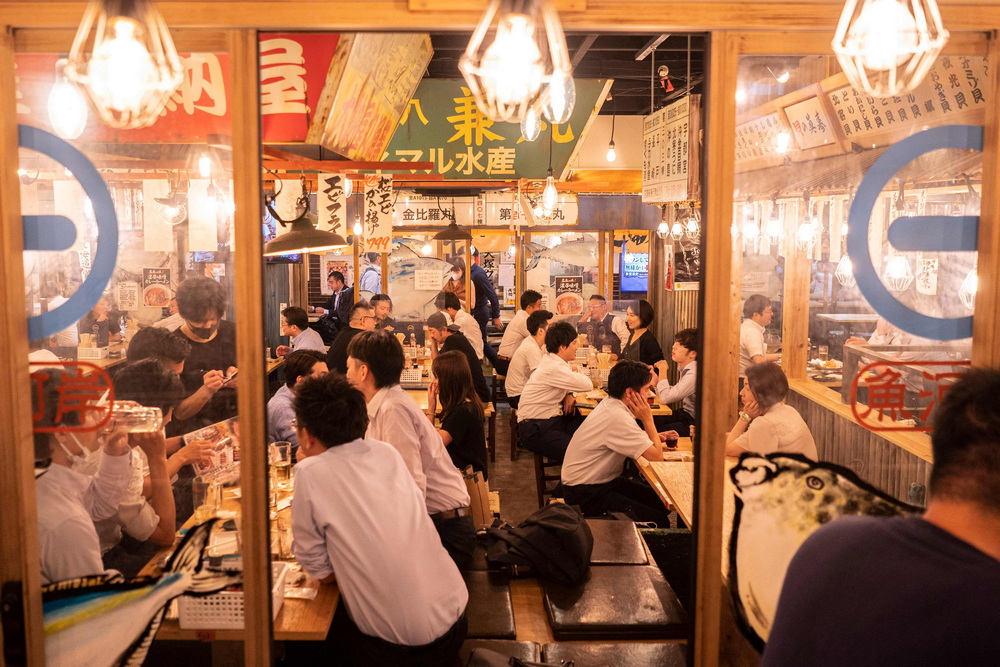 当地时间2021年6月16日,日本东京,市民享受晚餐。 人民视觉 图