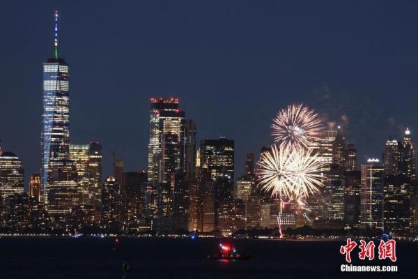 当地时间6月15日晚,纽约州多地燃放焰火并将十余处地标建筑点亮蓝色和金色灯光,庆祝新冠疫苗接种达阶段目标。<a target='_blank' data-cke-saved-href='http://www.chinanews.com/' href='http://www.chinanews.com/'>中新社</a>记者 廖攀 摄 当地时间6月15日晚,纽约州多地燃放焰火并将十余处地标建筑点亮蓝色和金色灯光,庆祝新冠疫苗接种达阶段目标。<a target='_blank' data-cke-saved-href='http://www.chinanews.com/' href='http://www.chinanews.com/'>中新社</a>记者 廖攀 摄