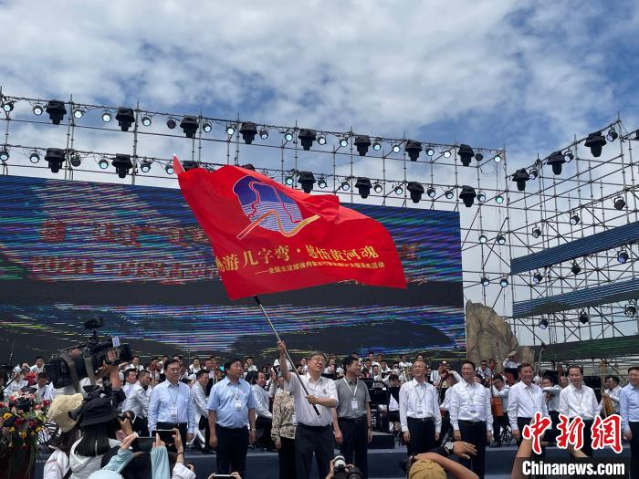 图为“畅游几字弯·感悟黄河魂”—全国主流媒体内蒙古行暨穿越G7大型采风活动授旗现场。 闫晨光 摄 图为“畅游几字弯·感悟黄河魂”—全国主流媒体内蒙古行暨穿越G7大型采风活动授旗现场。 闫晨光 摄