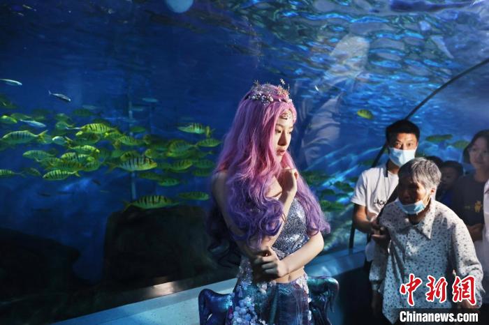 演员在“海底隧道”上演即时话剧。 泱波 摄 演员在“海底隧道”上演即时话剧。 泱波 摄