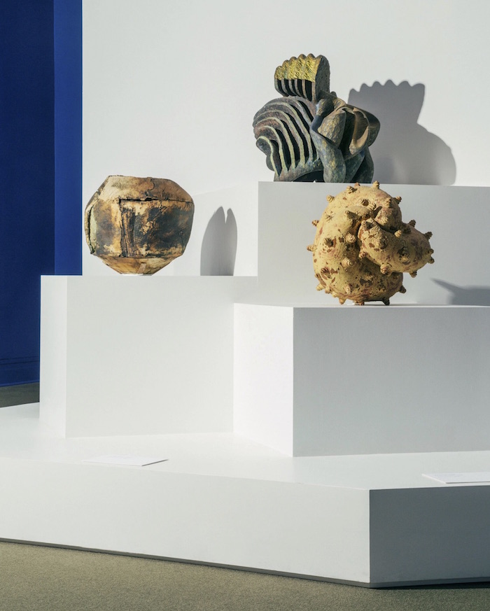 左起,露丝·达克沃斯 《Untitled (Mama Pot)》约1973年;克里斯蒂娜·卡佛《Rottolocus》1992年;加里·埃里克森 《Sobornado》,1996年