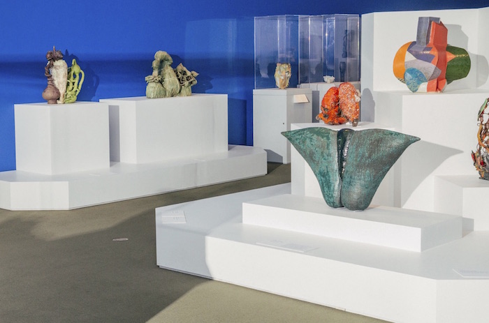 展厅现场,左边是阿尼·齐默尔曼的《Vapor 1》(1992年)和《Bladder, Tongue and Tangle》(1994年);巴布斯·哈嫩 《Spring Dunes》(1988年);右边中间是阿内塔·雷格 的《Gut Feeling》(2017年),上方为约翰·吉尔 的《Tall Vase》(1995年),前方为阿玛拉·格芬 《Potemata》(1991年)
