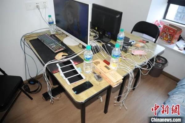 资料图:电信诈骗犯罪团伙使用的作案工具。警方供图 资料图:电信诈骗犯罪团伙使用的作案工具。警方供图