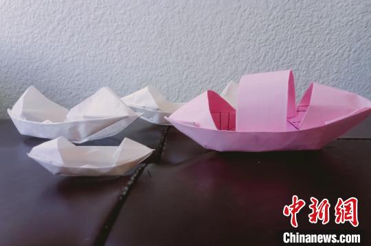 中国侨网华裔青少年制作的纸质乌篷船 马语桐 摄