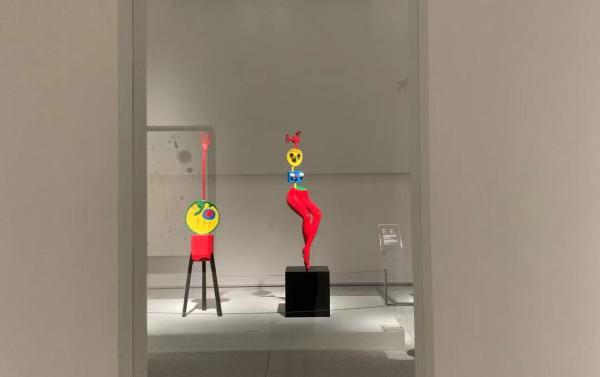 “胡安·米罗:女人·小鸟·星星”展览现场