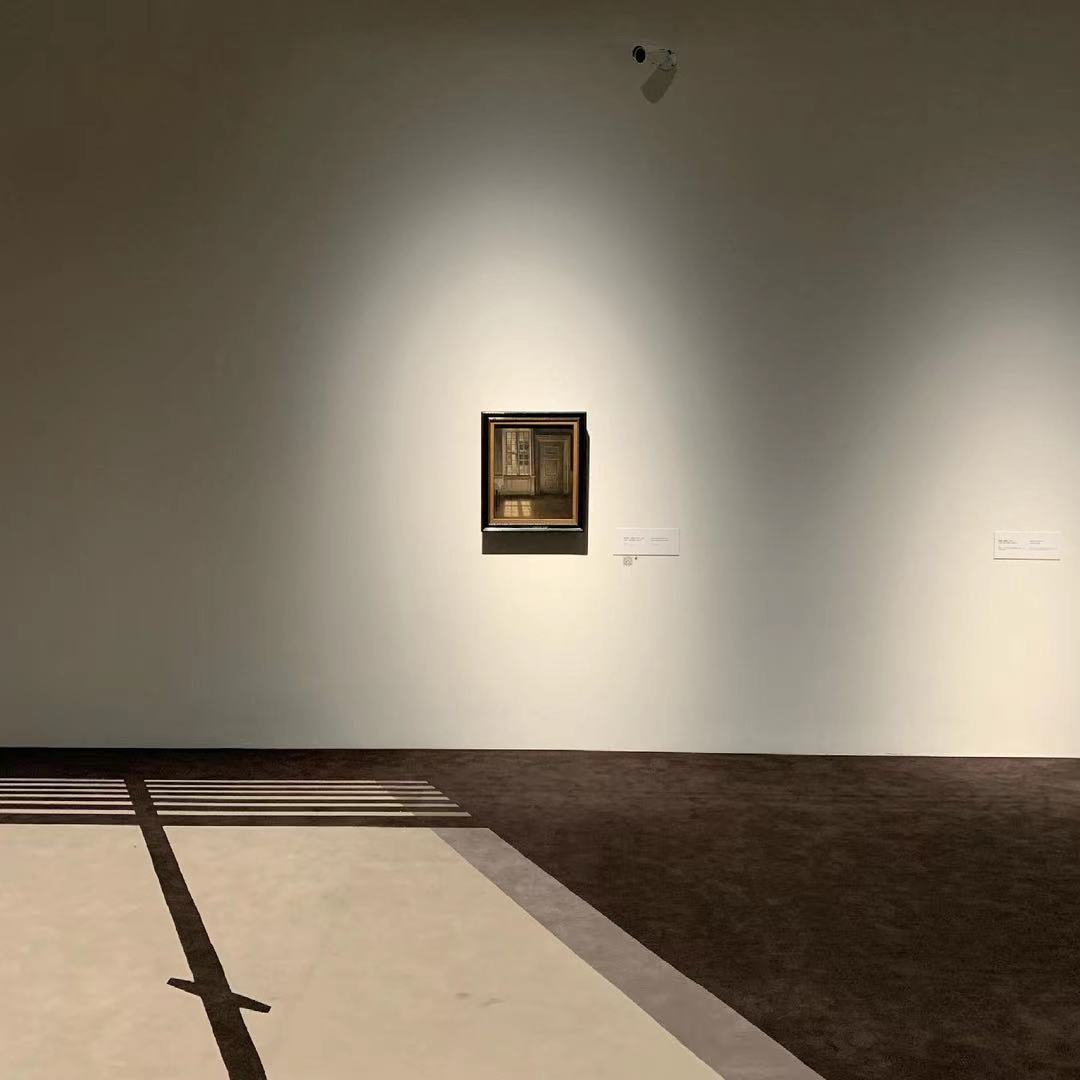 菲利普·帕雷诺的《下午六点》与墙上哈默肖的《室内:地上的阳光》。