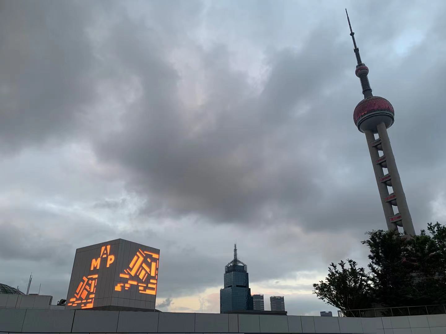 傍晚时分,浦东美术馆“MAP”亮起