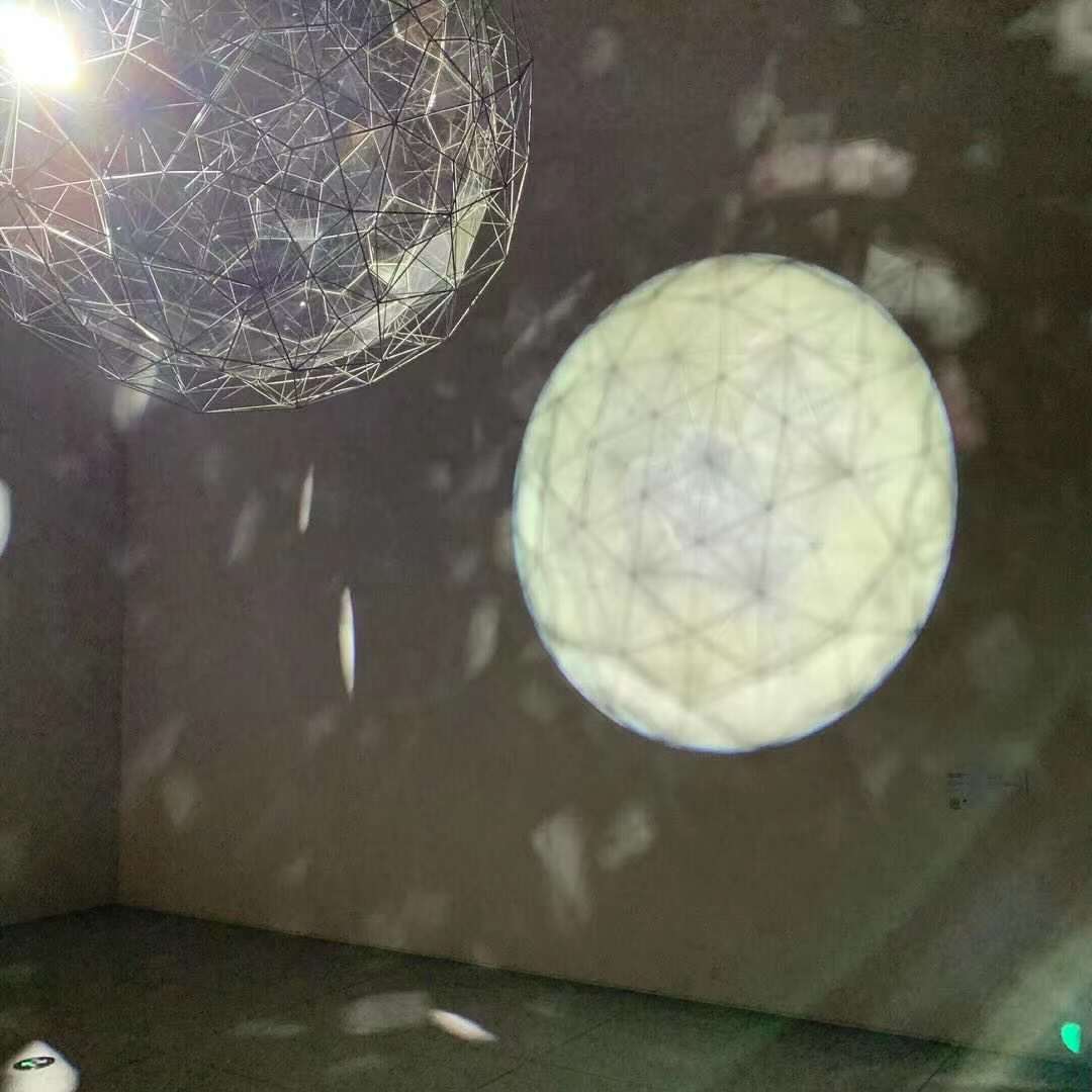埃利亚松,《星尘微粒》,2014年,不锈钢、玻璃、电机、聚光灯