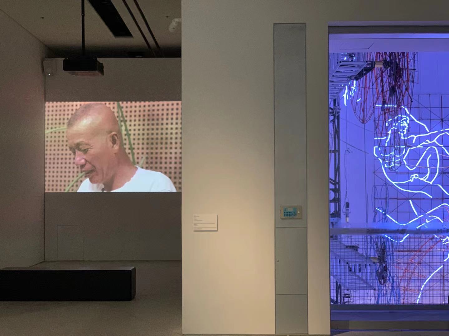 “蔡国强:远行与归来”展览现场,右为X展厅大型奇观装置《与未知的相遇》一角