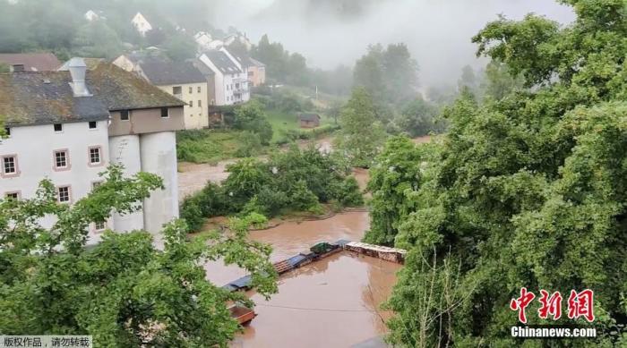 当地时间7月15日,德国Kyllburg暴雨过后,洪水泛滥。 点击进入下一页