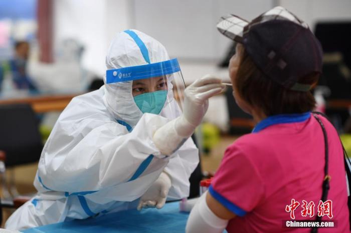 资料图:核酸检测。 <a target='_blank' data-cke-saved-href='http://www.chinanews.com/' href='http://www.chinanews.com/'>中新社</a>记者 陈楚红 摄 资料图:核酸检测。 <a target='_blank' data-cke-saved-href='http://www.chinanews.com/' href='http://www.chinanews.com/'>中新社</a>记者 陈楚红 摄
