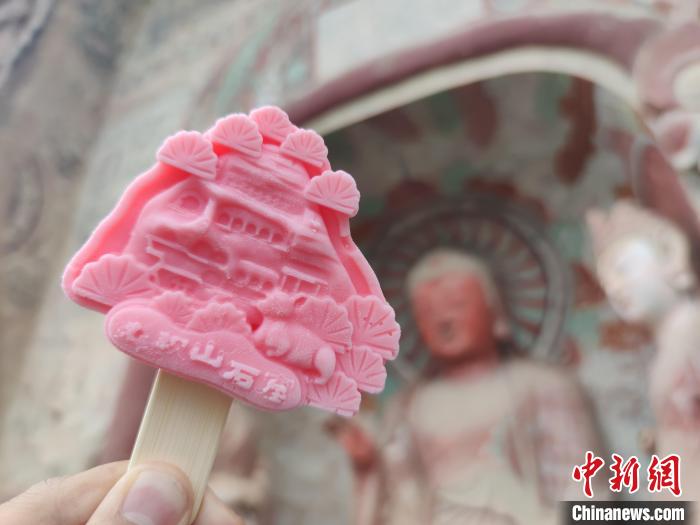 麦积山文创雪糕体现出天水麦积山的景色特点,包括草莓和巧克力2种口味。 张婧 摄 麦积山文创雪糕体现出天水麦积山的景色特点,包括草莓和巧克力2种口味。 张婧 摄