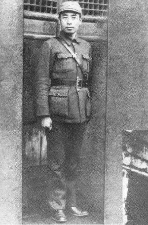 1939年,在天目山视察抗战的周恩来。(历史资料,图文为编者加)