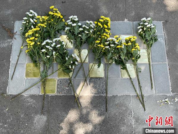 纪念石块上的鲜花。<a target='_blank' data-cke-saved-href='http://www.chinanews.com/' href='http://www.chinanews.com/'>中新社</a>发 中国驻汉堡总领事馆 供图 纪念石块上的鲜花。<a target='_blank' data-cke-saved-href='http://www.chinanews.com/' href='http://www.chinanews.com/'>中新社</a>发 中国驻汉堡总领事馆 供图