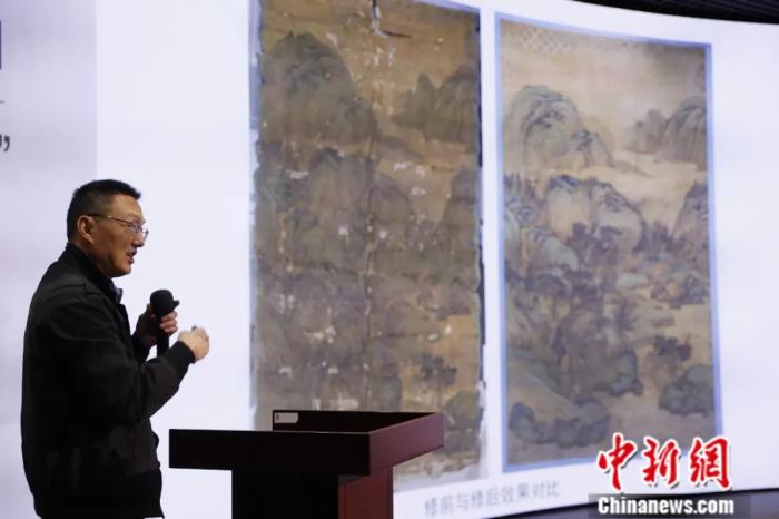 杨泽华对比《蒋懋德画山水图贴落》修复前后。盛佳鹏 摄 杨泽华对比《蒋懋德画山水图贴落》修复前后。盛佳鹏 摄