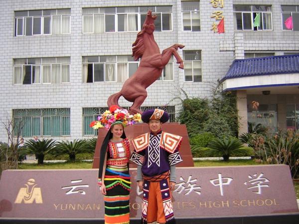 杨波(右)和太太维多利亚(左) 点击进入下一页