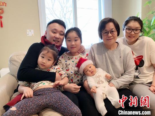 中国侨网图为王阳(左一)一家在多伦多合影。(受访者供图)