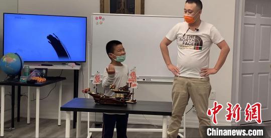 图为华裔青少年在培训课堂上讲述他用乐高积木搭建龙船的故事。(受访者供图) 图为华裔青少年在培训课堂上讲述他用乐高积木搭建龙船的故事。(受访者供图)