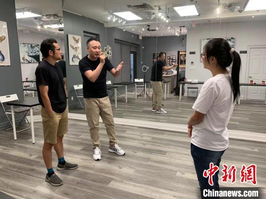 图为王阳(左二)向学员讲解演说技巧。(受访者供图) 图为王阳(左二)向学员讲解演说技巧。(受访者供图)