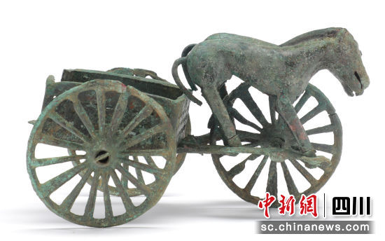 四川盐源县老龙头青铜时代墓地出土器物。成都文物考古研究院供图 四川盐源县老龙头青铜时代墓地出土器物。成都文物考古研究院供图