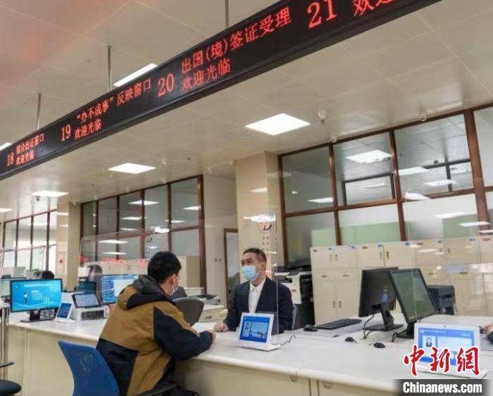 出境人员可通过该窗口网上报件、网上审批、网上查询办理俄罗斯签证。 哈尔滨经济技术开发区 供图 出境人员可通过该窗口网上报件、网上审批、网上查询办理俄罗斯签证。 哈尔滨经济技术开发区 供图