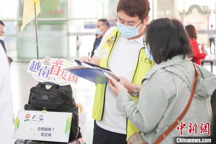 准备赴越南旅游的广州市民 官键 摄 准备赴越南旅游的广州市民 官键 摄