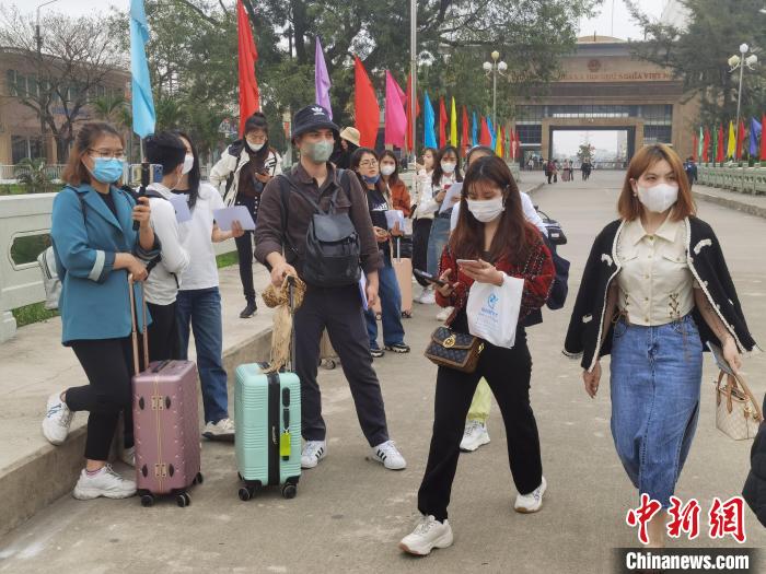 图为越南游客在走过中越北仑河大桥。 翟李强 摄 图为越南游客在走过中越北仑河大桥。 翟李强 摄