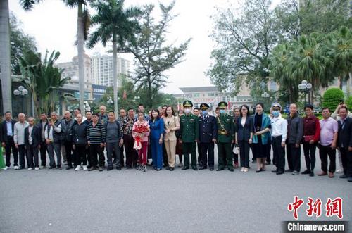 中国侨网图为中国旅游团和越方人员在越南芒街口岸合影。 翟李强 摄