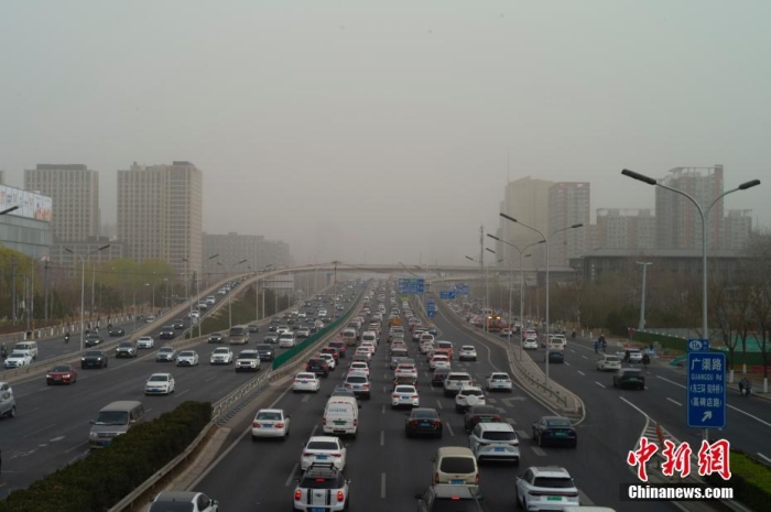 北京市气象台3月22日05时40分升级发布沙尘暴黄色预警信号。图为当日上班早高峰,北京市已出现明显沙尘天气。<a target='_blank' data-cke-saved-href='/' href='/'>中新社</a>记者 盛佳鹏 摄 北京市气象台3月22日05时40分升级发布沙尘暴黄色预警信号。图为当日上班早高峰,北京市已出现明显沙尘天气。<a target='_blank' data-cke-saved-href='/' href='/'>中新社</a>记者 盛佳鹏 摄