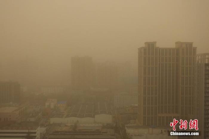 3月22日,河北省保定市,当地迎来沙尘天气,市区能见度明显降低。图/ICphoto 3月22日,河北省保定市,当地迎来沙尘天气,市区能见度明显降低。图/ICphoto