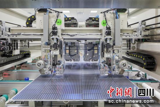 通威高效组件智能制造生产线。 通威高效组件智能制造生产线。