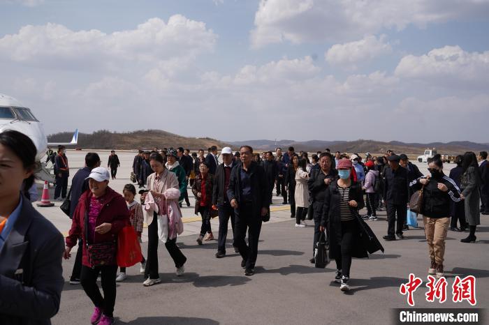 “鄂尔多斯—延安”旅游专线航班开通。 陕旅集团延安公司供图 “鄂尔多斯—延安”旅游专线航班开通。 陕旅集团延安公司供图