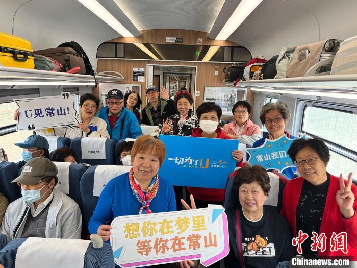 “乐游长三角·常山号”上海假日列车今日首发。 郎建超 摄 “乐游长三角·常山号”上海假日列车今日首发。 郎建超 摄