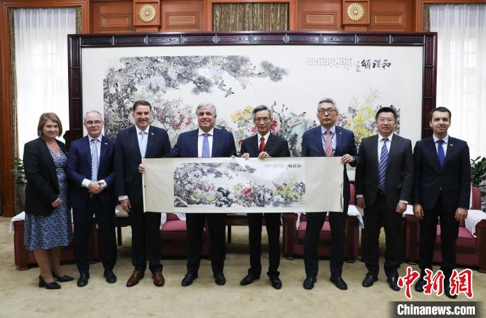 招待会前,林松添会见布斯蒂略一行。 赵隽 摄 招待会前,林松添会见布斯蒂略一行。 赵隽 摄