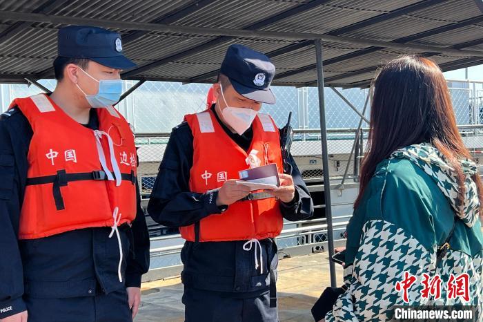 中国旅客准备登船过江 张志国 摄 中国旅客准备登船过江 张志国 摄
