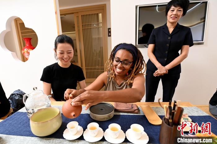 代表团成员在漳州古城体验中国茶文化。 张金川 摄 代表团成员在漳州古城体验中国茶文化。 张金川 摄