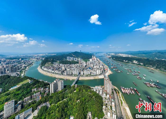 广西梧州市城区草木葱郁、碧水蓝天,与城市建筑构成一幅美丽的自然生态画卷。 何华文 摄 广西梧州市城区草木葱郁、碧水蓝天,与城市建筑构成一幅美丽的自然生态画卷。 何华文 摄