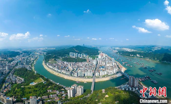 广西梧州市城区草木葱郁、碧水蓝天,与城市建筑构成一幅美丽的自然生态画卷。 何华文 摄 广西梧州市城区草木葱郁、碧水蓝天,与城市建筑构成一幅美丽的自然生态画卷。 何华文 摄