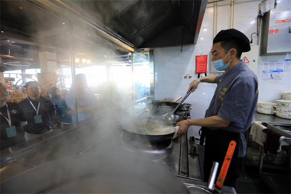 25家“外媒”走进成都品鉴美食:爱上简阳美味羊肉汤 25家“外媒”走进成都品鉴美食:爱上简阳美味羊肉汤