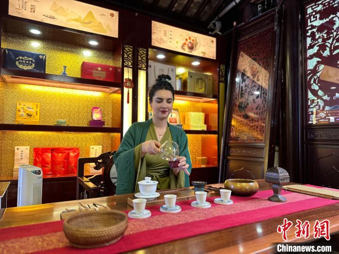 外国留学生品茗茶 杨海燕 摄 外国留学生品茗茶 杨海燕 摄
