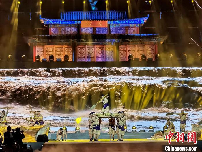 图为开幕式现场,主题文艺汇演“古韵河湟”之男子群舞《黄河之韵》。 祁增蓓 摄 图为开幕式现场,主题文艺汇演“古韵河湟”之男子群舞《黄河之韵》。 祁增蓓 摄