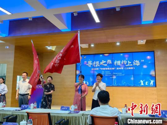 授旗仪式。 范宇斌 摄 授旗仪式。 范宇斌 摄